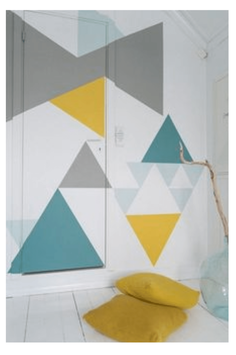 peindre des motifs géométriques triangles sur un mur où il y a une porte